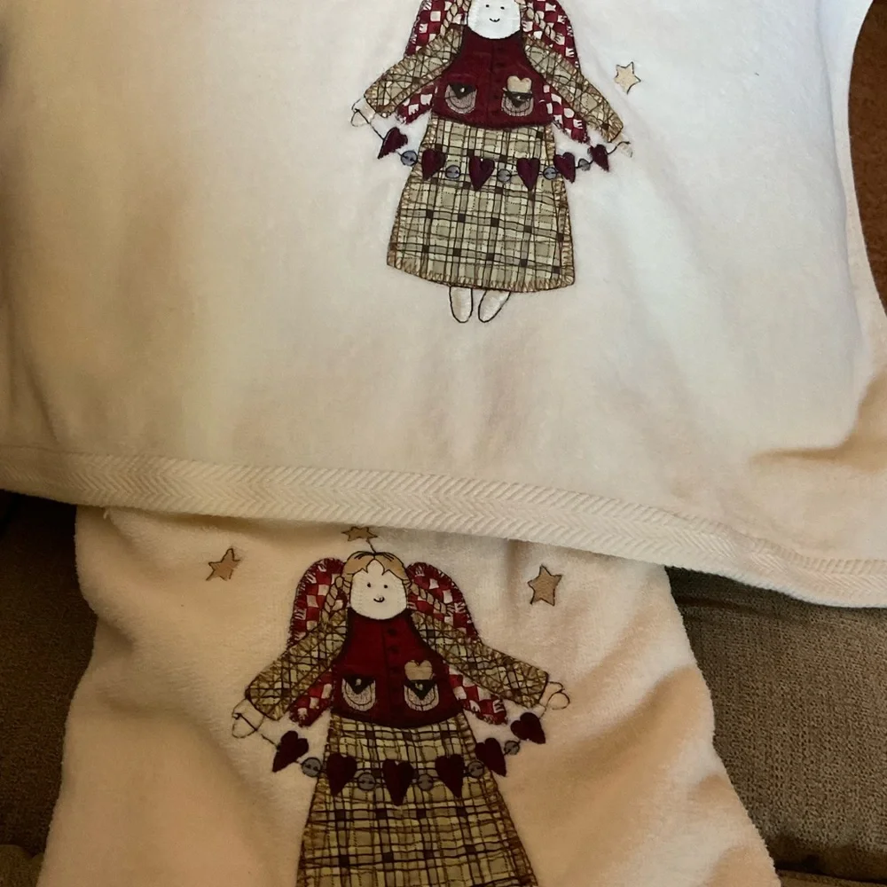 Vintage Country Farmhouse Embroidered Angels Bath towels, ivory, Set of 2